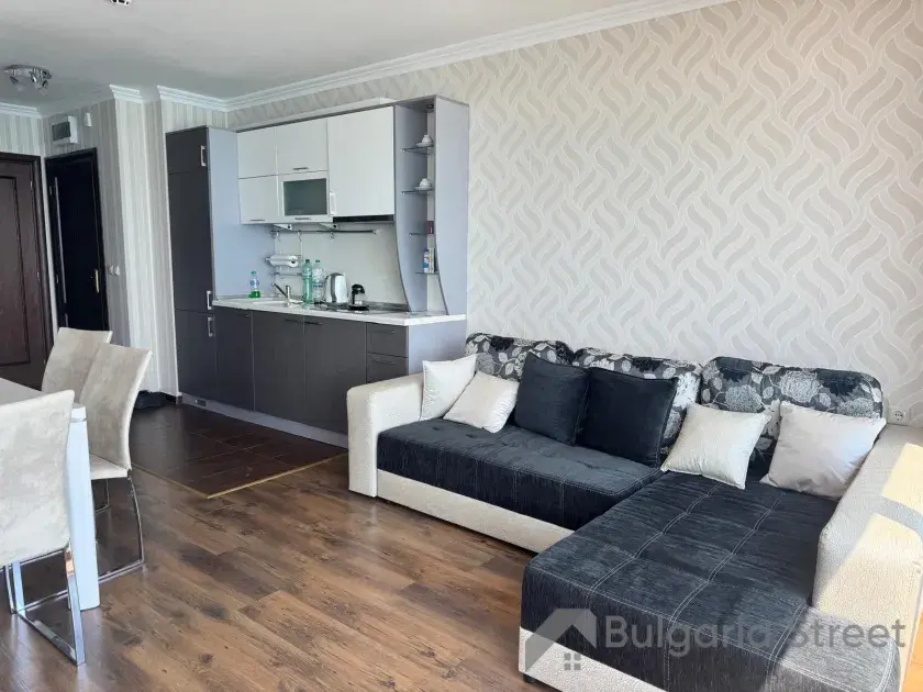 salon z kuchnią — widok na morze