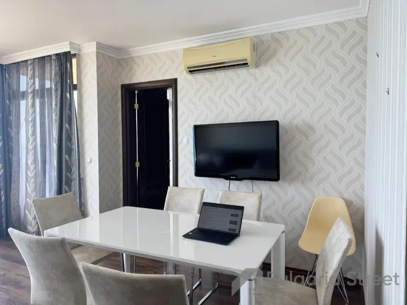 salon z kuchnią — widok na morze