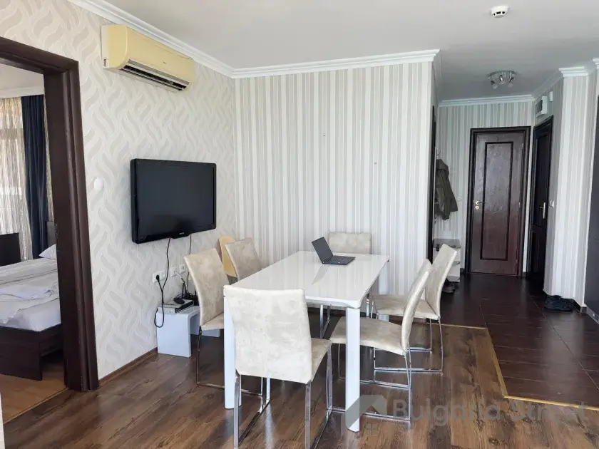 salon z kuchnią — widok na morze