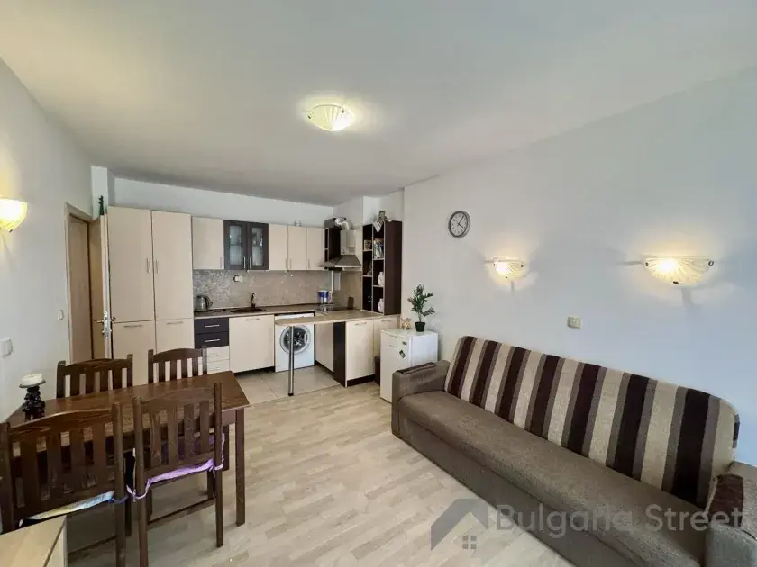 Sofa, stół, telewizor