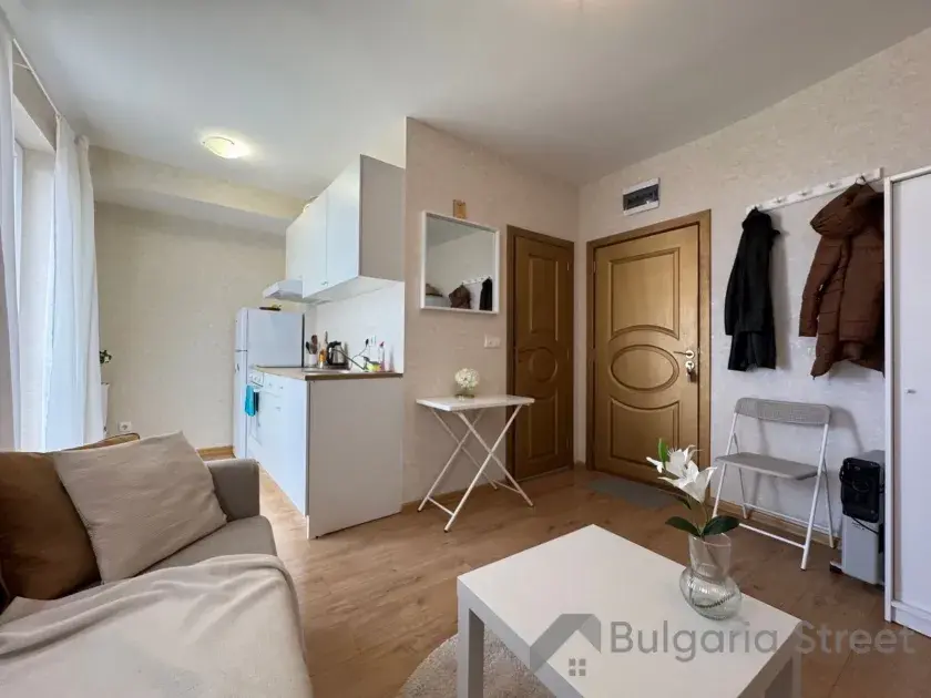 Stół i kanapa w pokoju