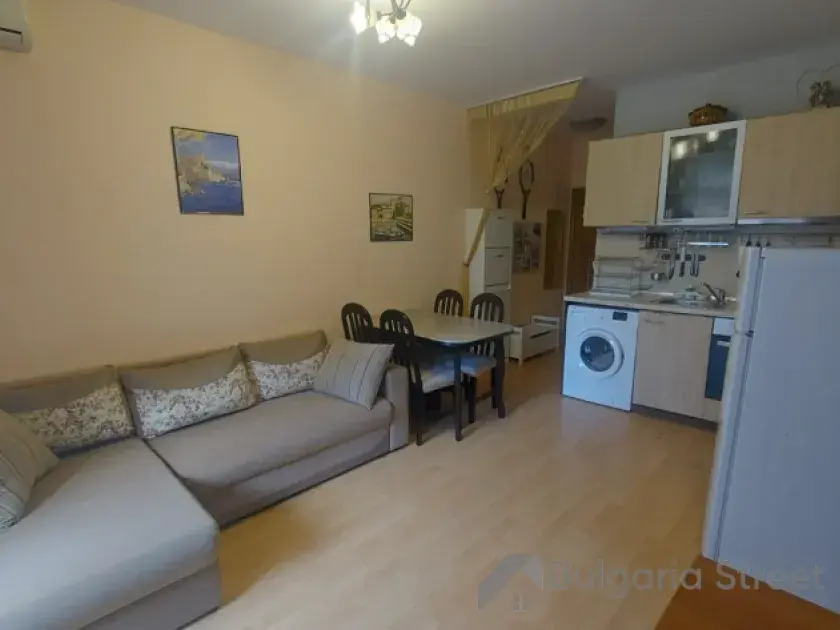 Sofa i stół jadalny