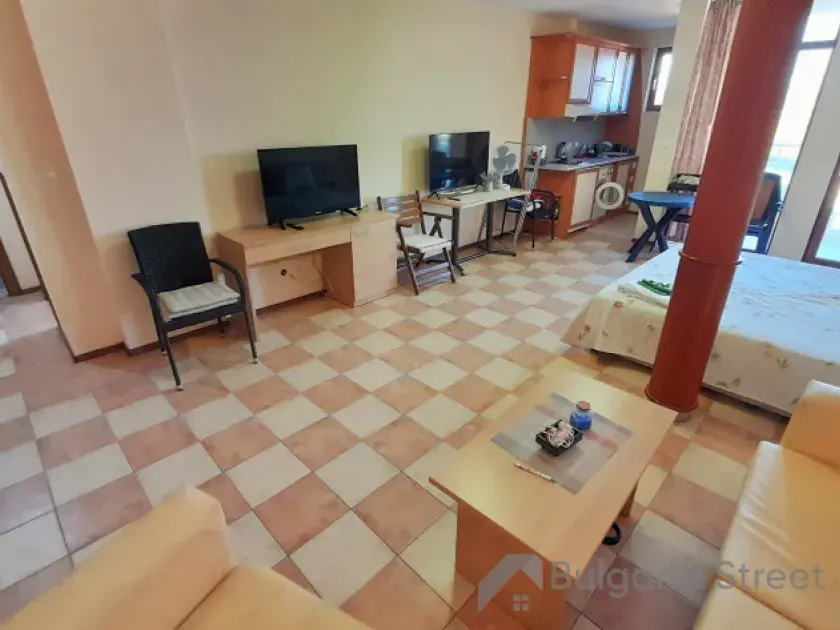 Kaya | Duże strefowane studio w samym sercu Słonecznego Brzegu / Wnętrze i umeblowanie