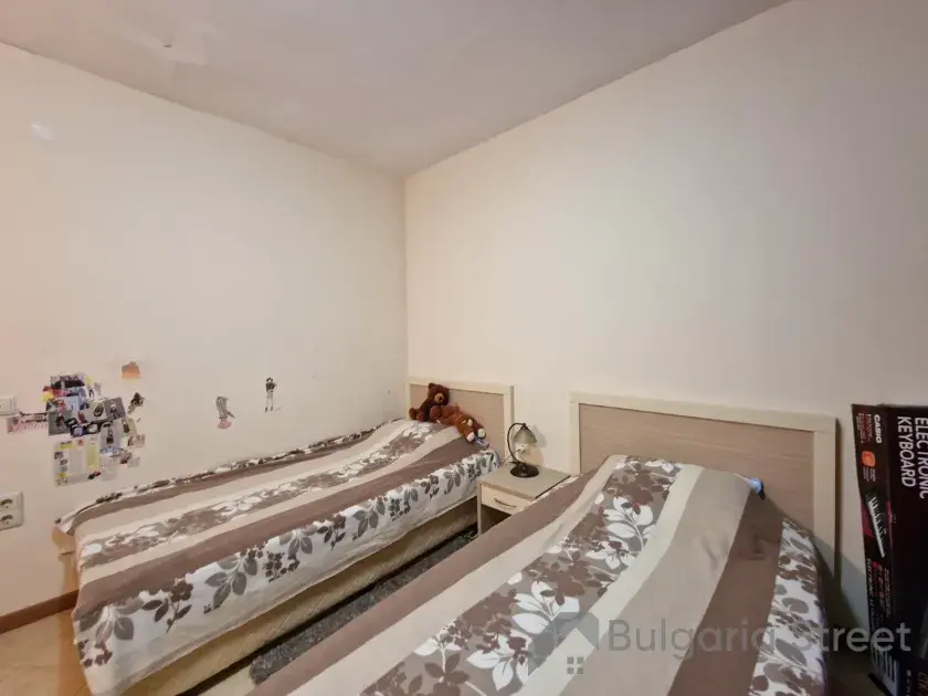 Dwa łóżka w sypialni