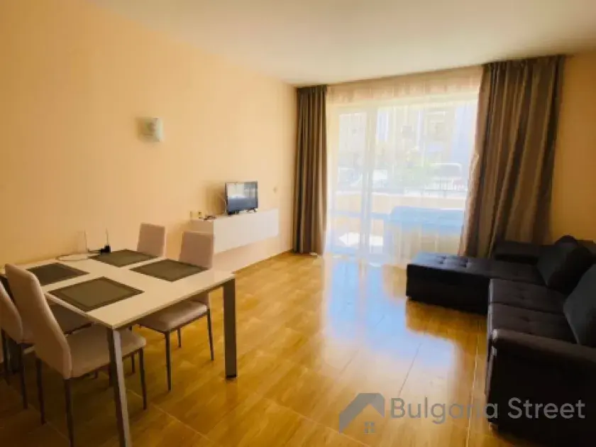 Stół i sofa w salonie