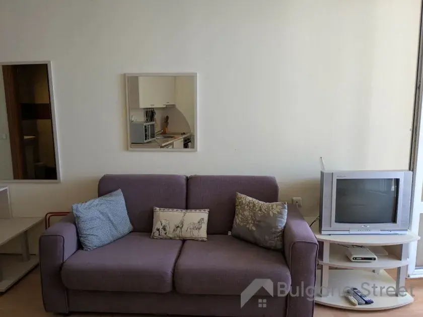 Kanapa i telewizor w pokoju