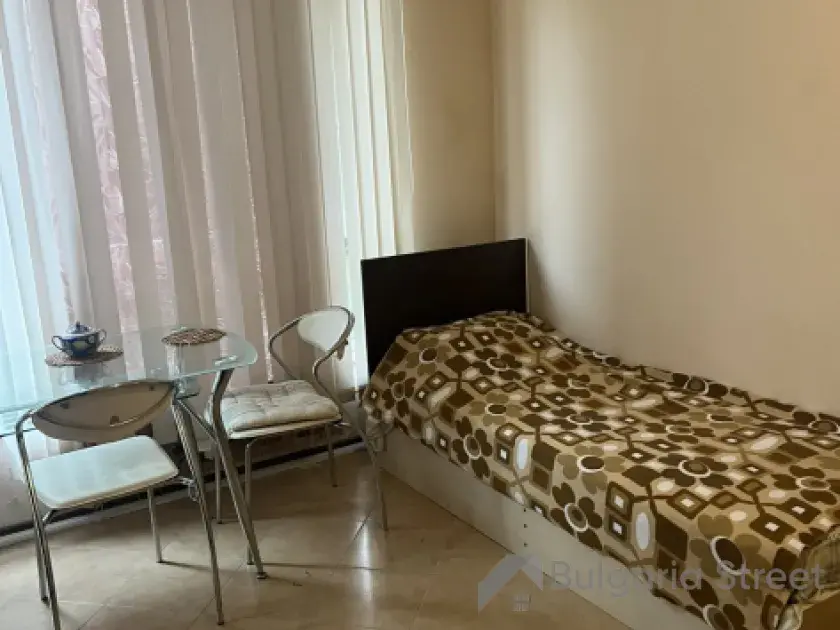 Sofa i stół jadalny