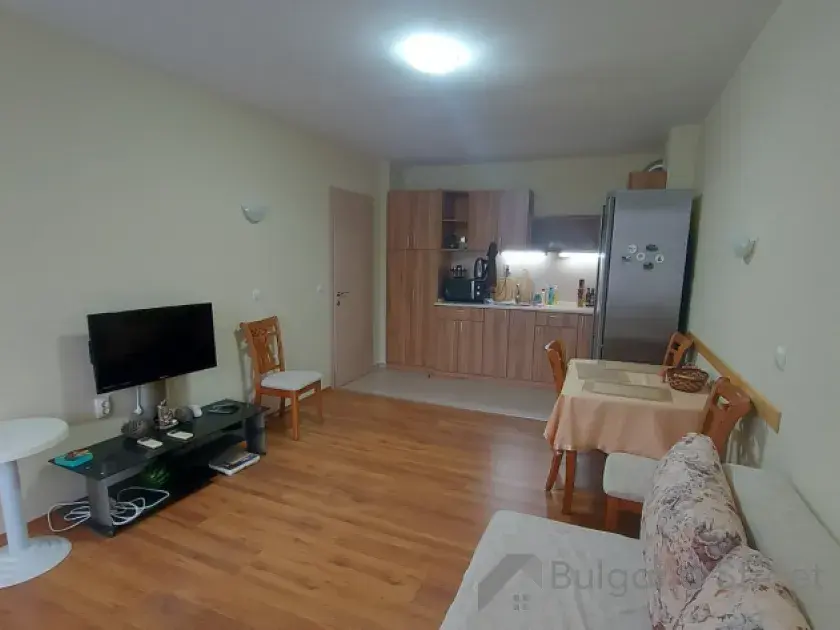 Salon z kanapą i telewizorem