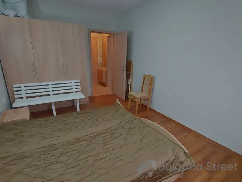 Łóżko i szafa w sypialni