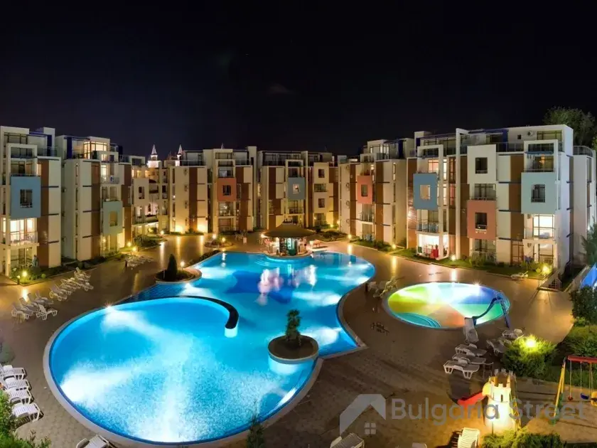 Basen przed kompleksem Sun City 1
