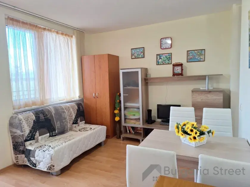 Kanapa i telewizor w pokoju