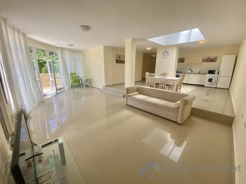 Budynek mieszkalny bez opłaty | Przestronny apartament z widokiem na morze w Sveti Vlas