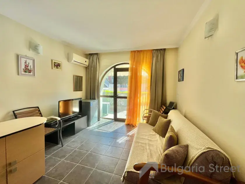 Salon z sofą i stołem