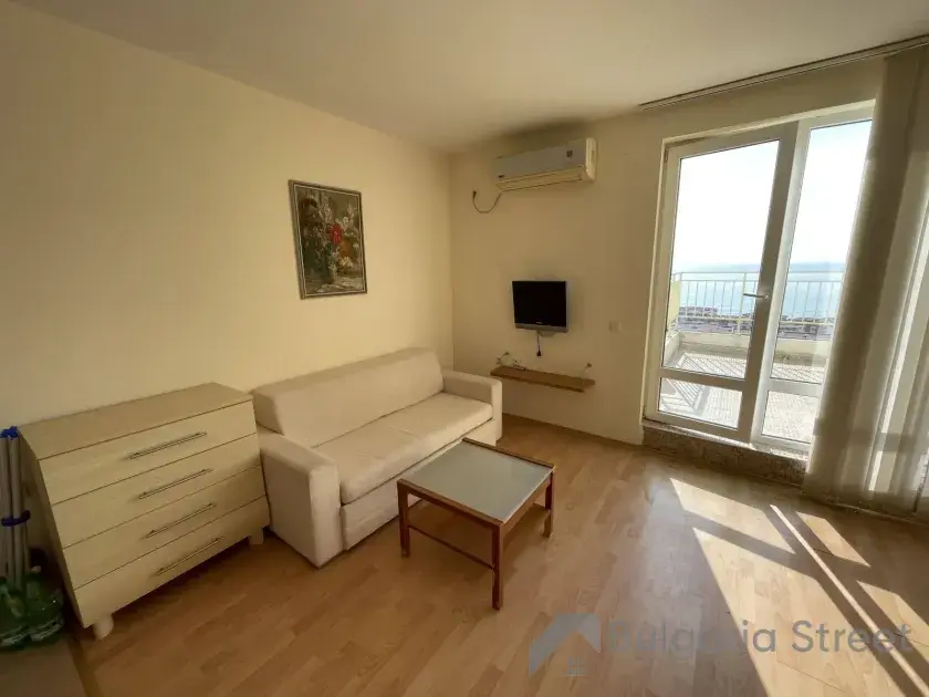 Salon z sofą i biurkiem