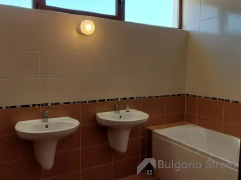 duża łaienka z wanną oraz dwiema umywalkami
