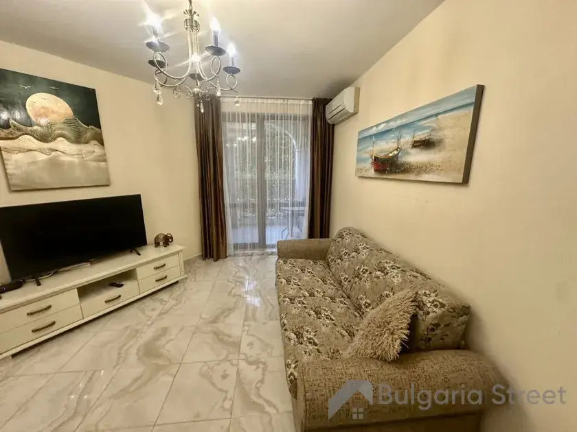 widok na kuchnię z częścią jadalnianą