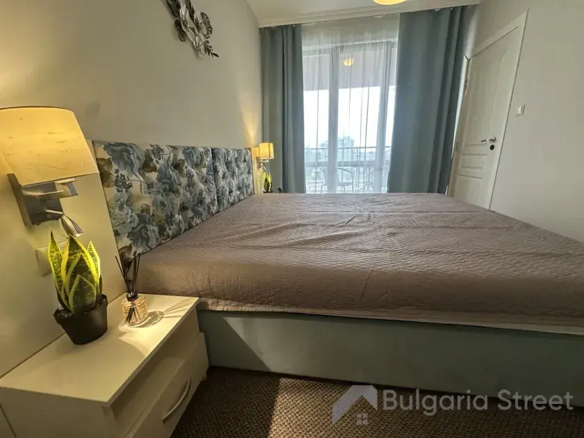 spalnia z dużym łóżkiem sypialnianym