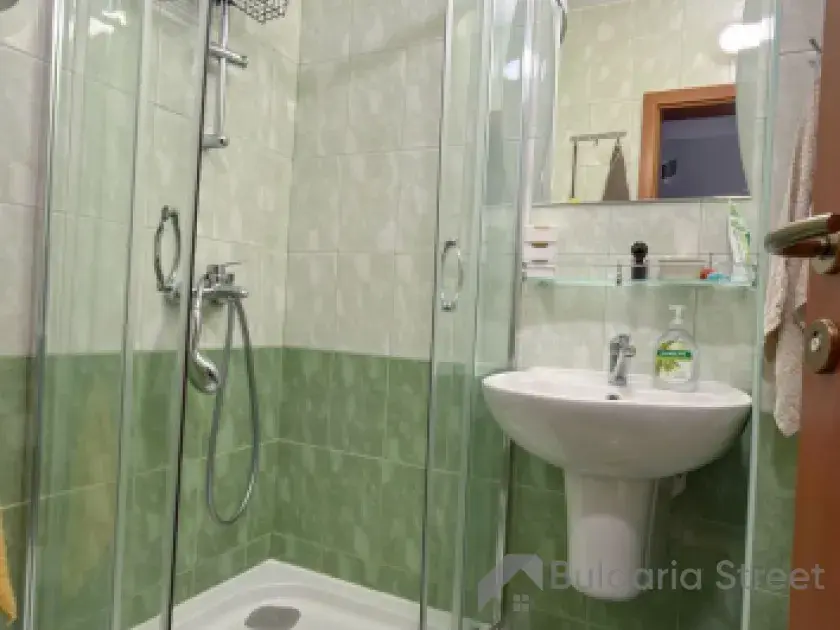 łazienka po gruntownym remoncie nowa glazura,sanitariaty i kabina natryskowa