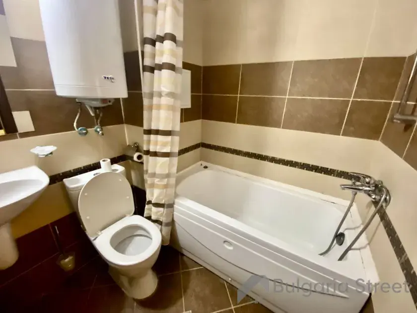 łazienka wc razem z wanną