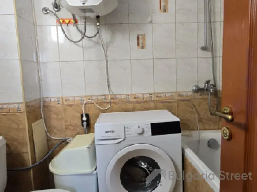łazienka z wc razem z wanną ,pralka