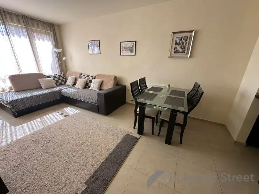 duża sofa w pokoju