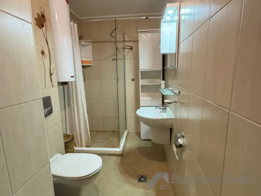 łazienka z wc z kabiną natryskową