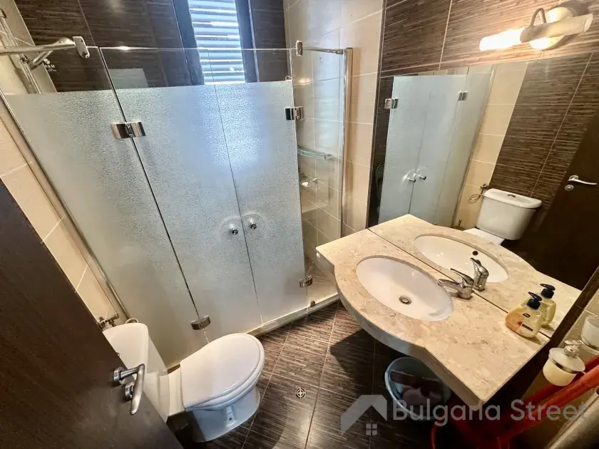 łazienka z wc z kabiną natryskową