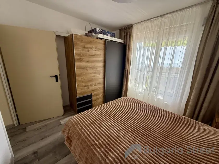 łóżko i szafa