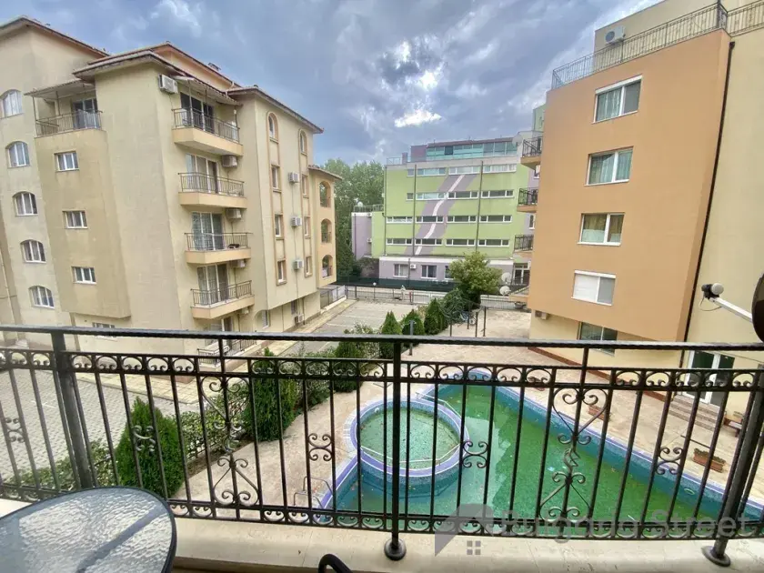 widok z tarasu na basen