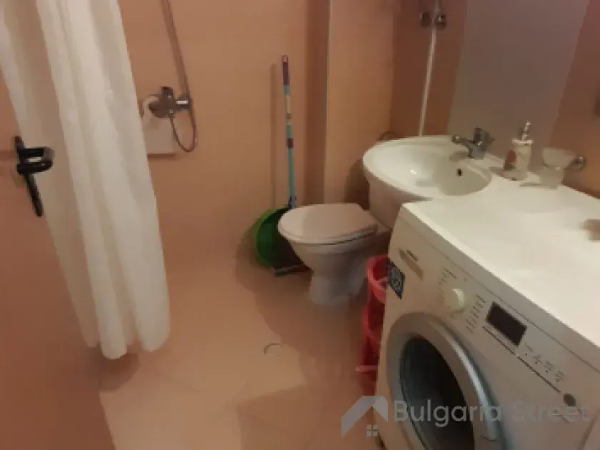 łazienka z wc, pralka automatyczna