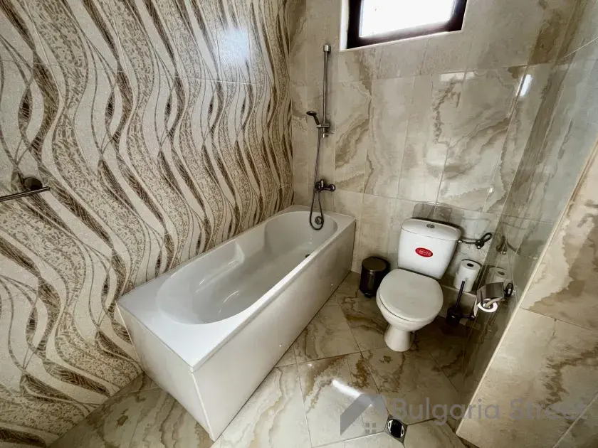łazienka wc razem z wanną