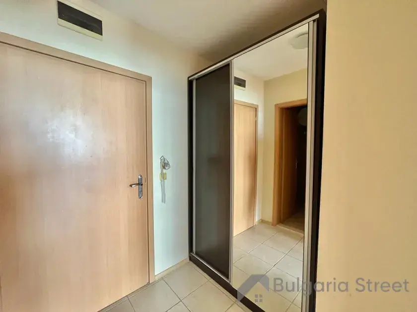 wejscie do apartamentu ,szafa w zabudowie