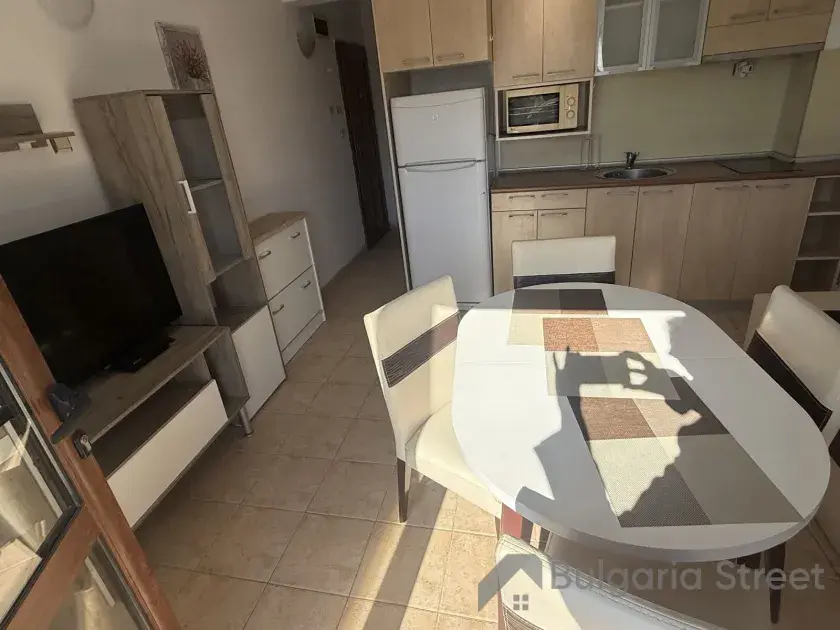 widok na salon i część kuchenną