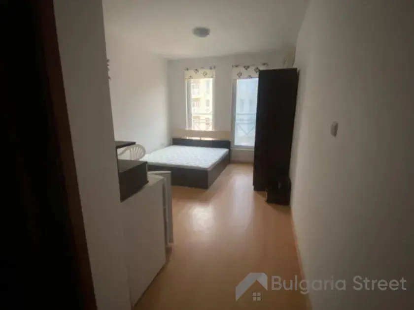 widok z korytarza na pokój
