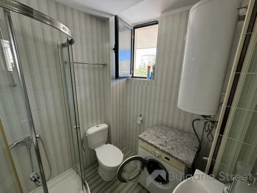 łazienka wc z oknem i kabiną prysznicową