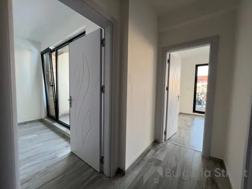widok z korytarza na salon oraz sypialnię