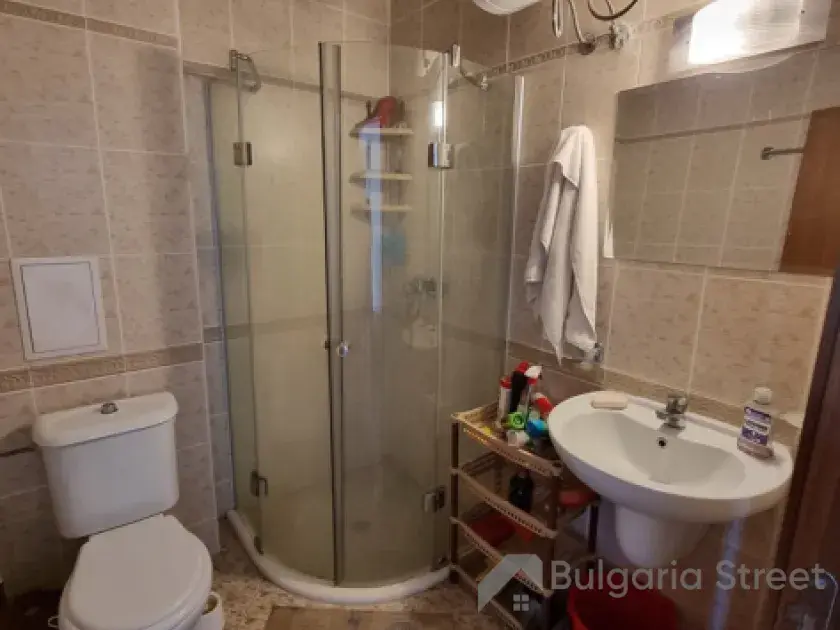 łazienka wc razem z prysznicem