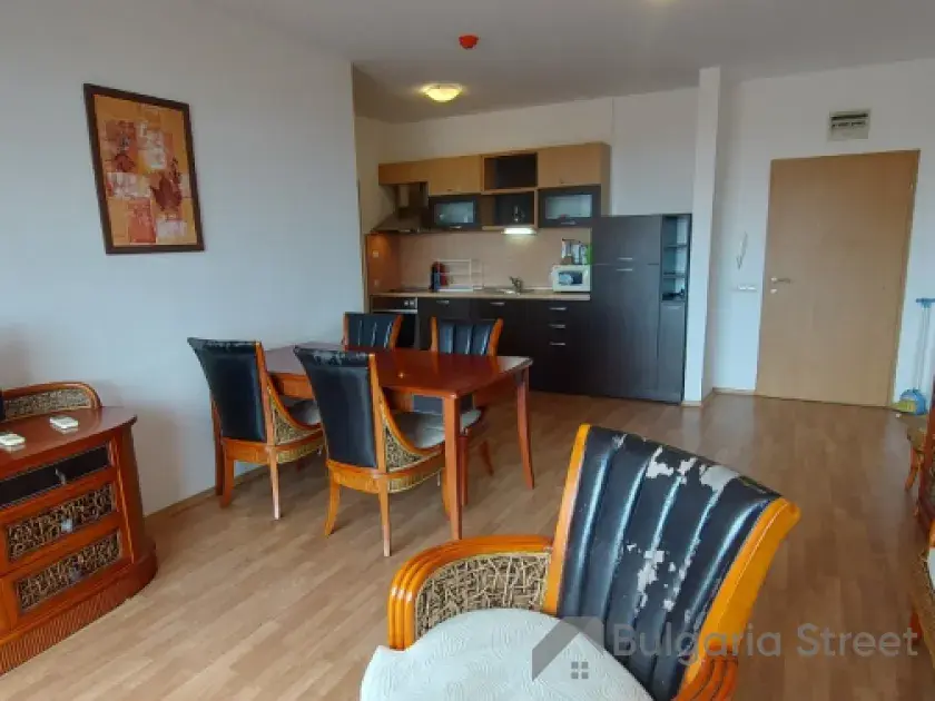 widok na salon i aneks kuchenny