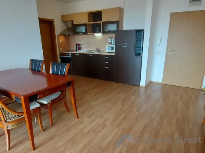 widok na kuchnię i część jadalnianą