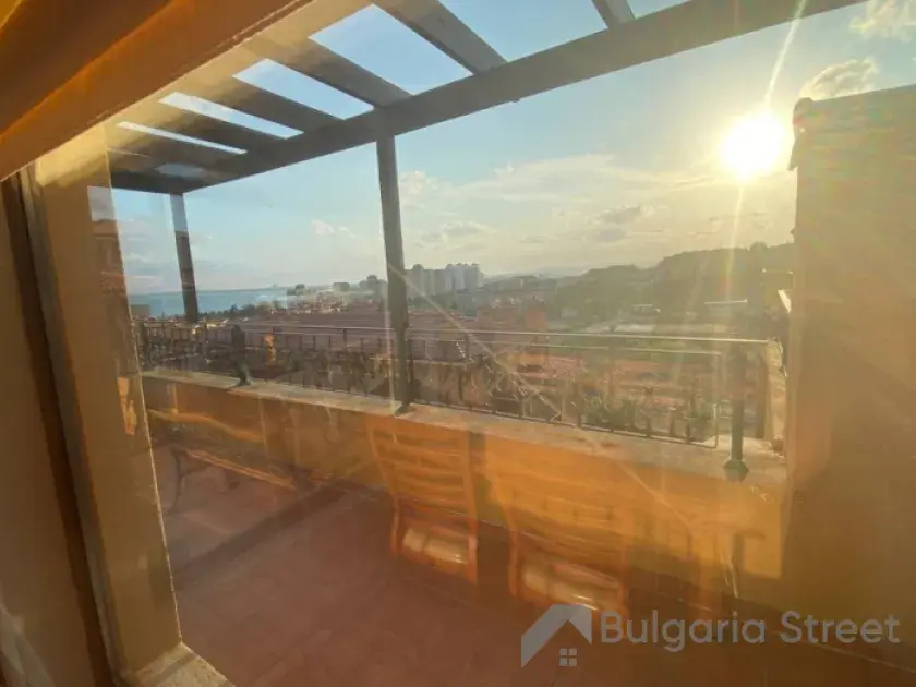 apartament dwupokojowy z panoramicznym tarasem i widokiem na morze w Świętym Własie