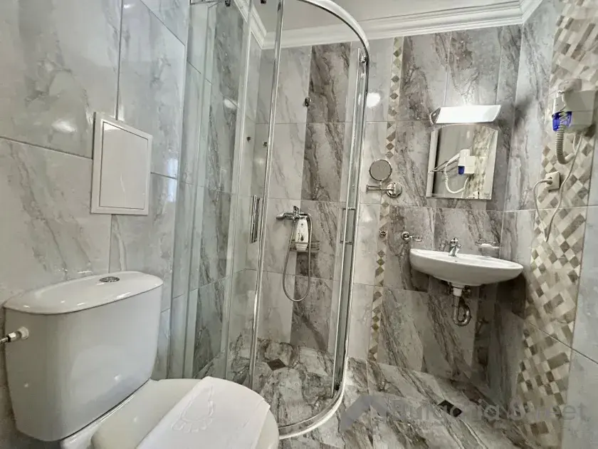 łazienka wc razem z kabiną natryskową