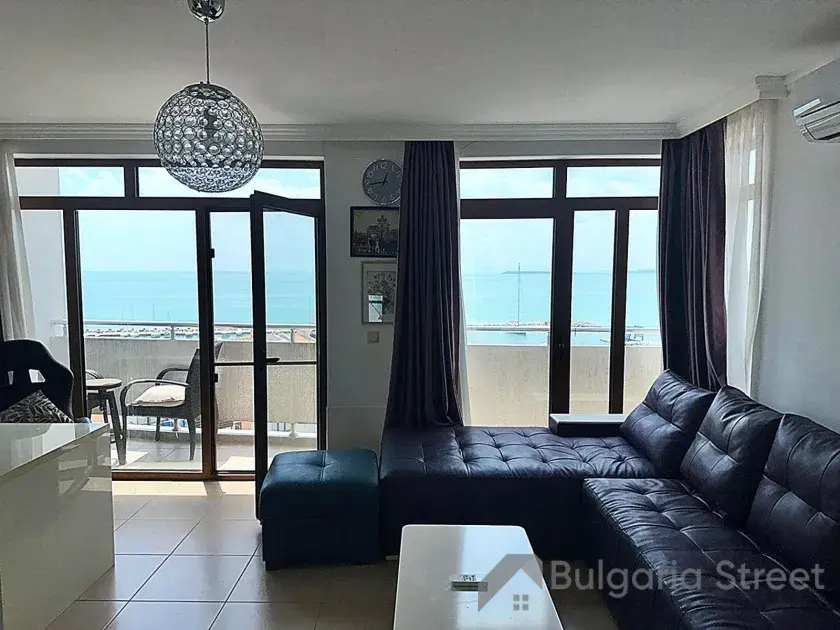 studio z panoramicznym widokiem na morze