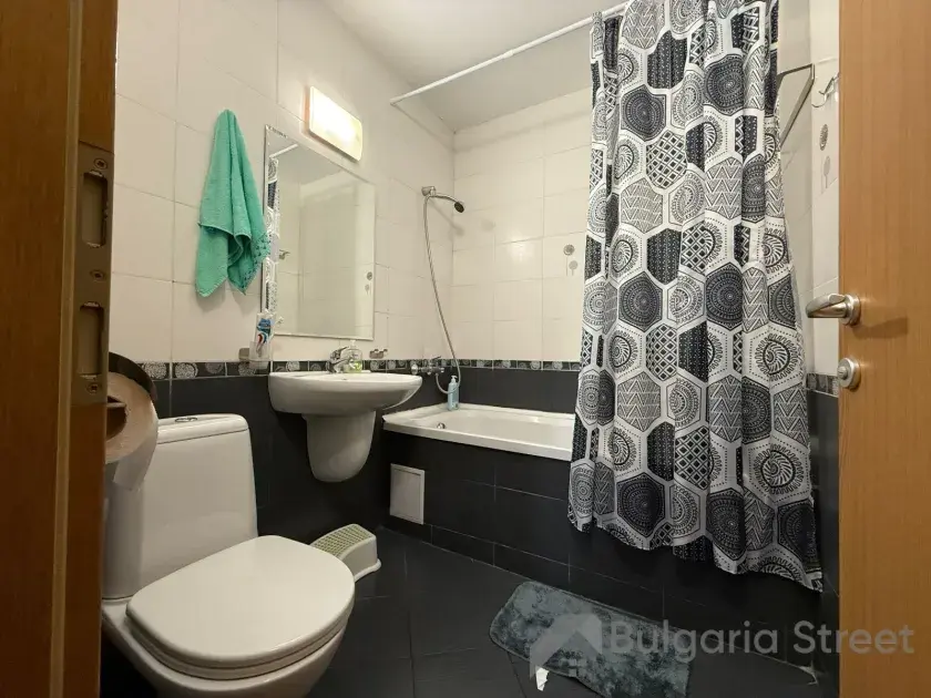 łazienka wc razem z wanną