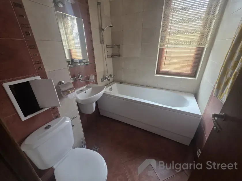 łazienka wc razem z oknem