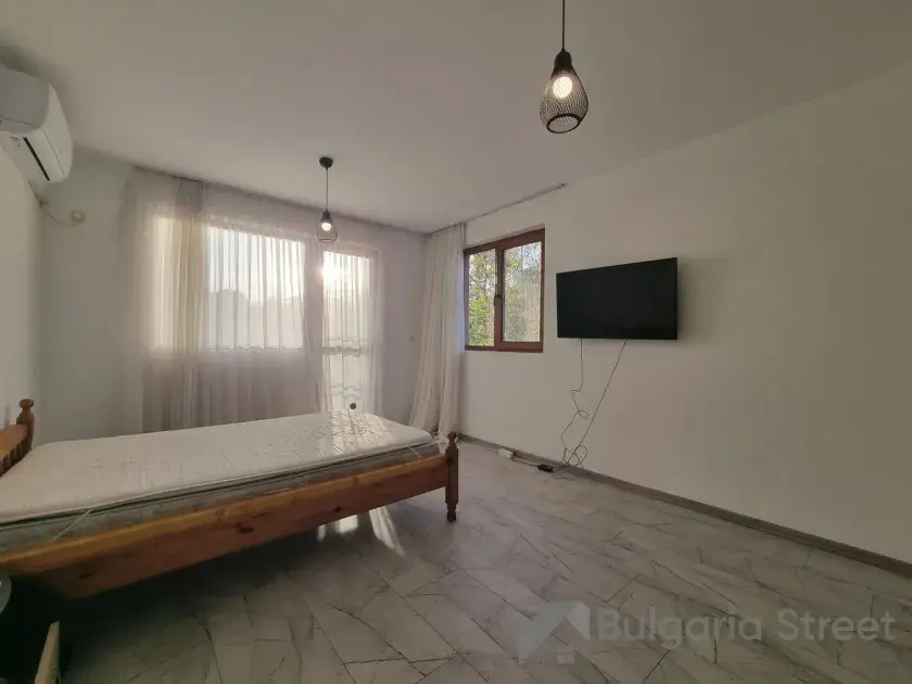 łóżko w sypialni