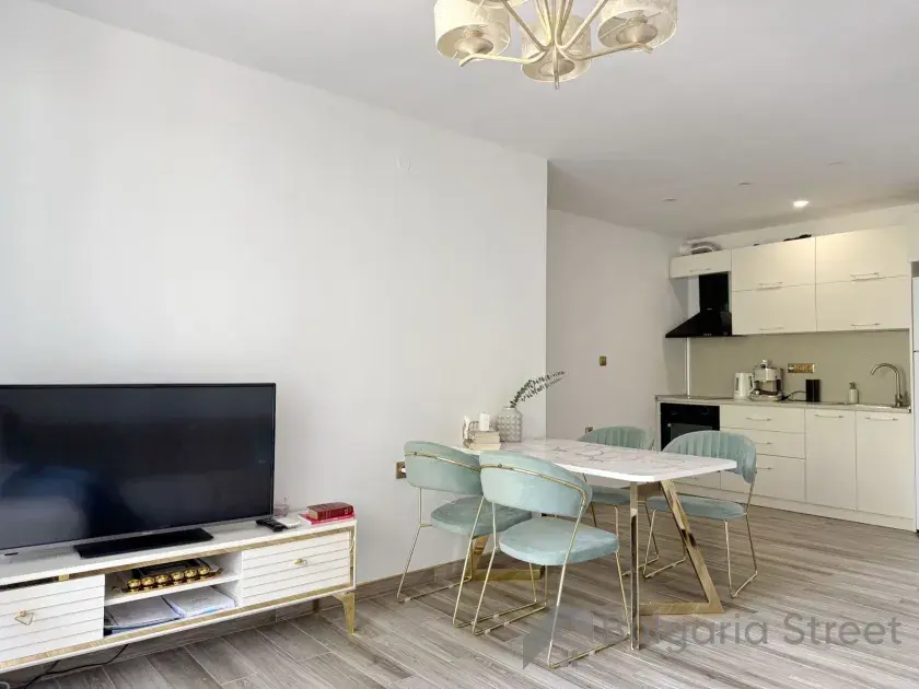 widok na kuchnie i część jadalnianą