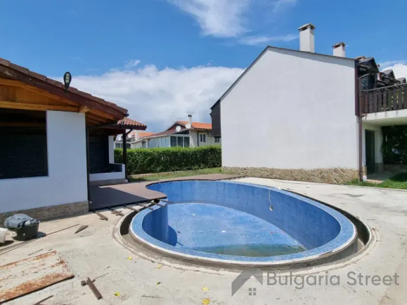 infrastruktura kompleksu basen i miejsce do wieczornego grilowania