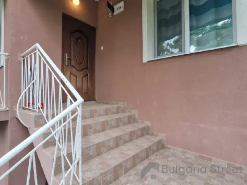 wejście do mieszkania nr 2 na piętrze