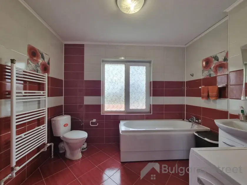 łazienka wc razem z oknem wanna