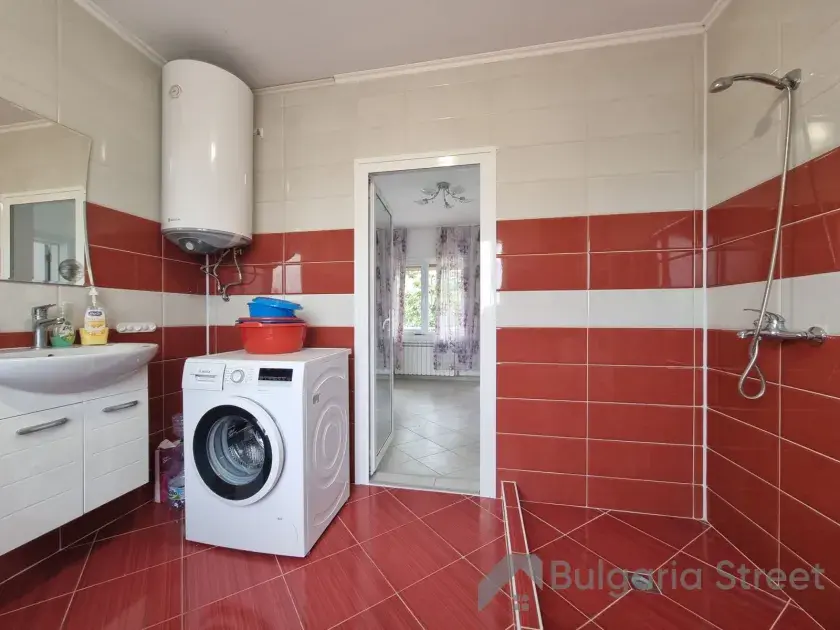 łazienka wc razem z oknem wanna